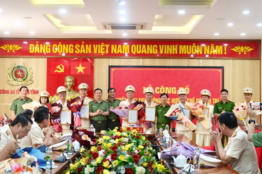 Lãnh đạo Công an tỉnh Hà Tĩnh trao quyết định nghỉ công tác hưởng chế độ hưu trí cho các đồng chí xin nghỉ hưu trước tuổi. Ảnh: CAHT
