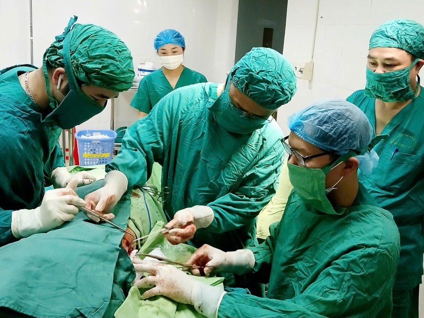 Các bác sỹ phẩu thuật lấy dị vật trong người cụ H. Ảnh: CTV