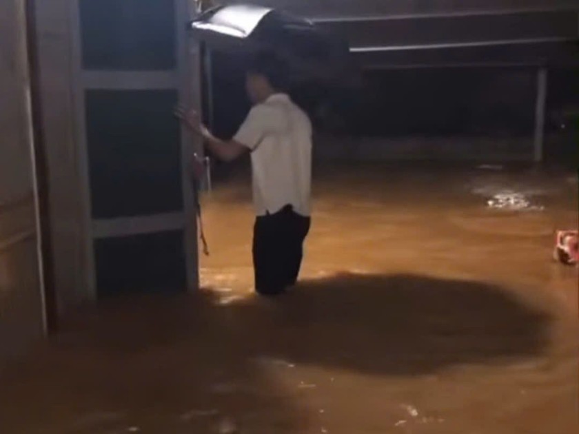 Mưa lớn nhà dân ở Hà Tĩnh bị ngập sâu. Ảnh: PV