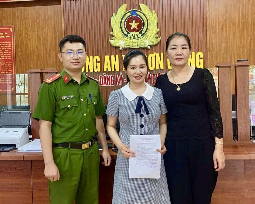 Chị Phạm Thị Duyên (áo trắng) nhận lại 1,5 tỷ đồng từ chị Thủy dưới sự chứng kiến của công an xã Sơn Giang. Ảnh: CAHT