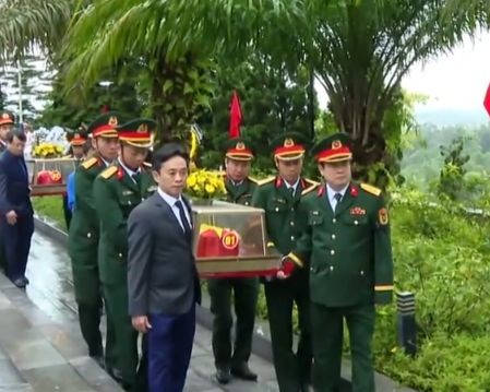 Phó Bí thư Thường trực Tỉnh ủy Hà Tĩnh, Trần Thế Dũng và lãnh đạo Quân khu 4 di chuyển hài cốt liệt sỹ tới an táng tại các phần mộ tại nghĩa trang Liệt sỹ Nầm. Ảnh: PV