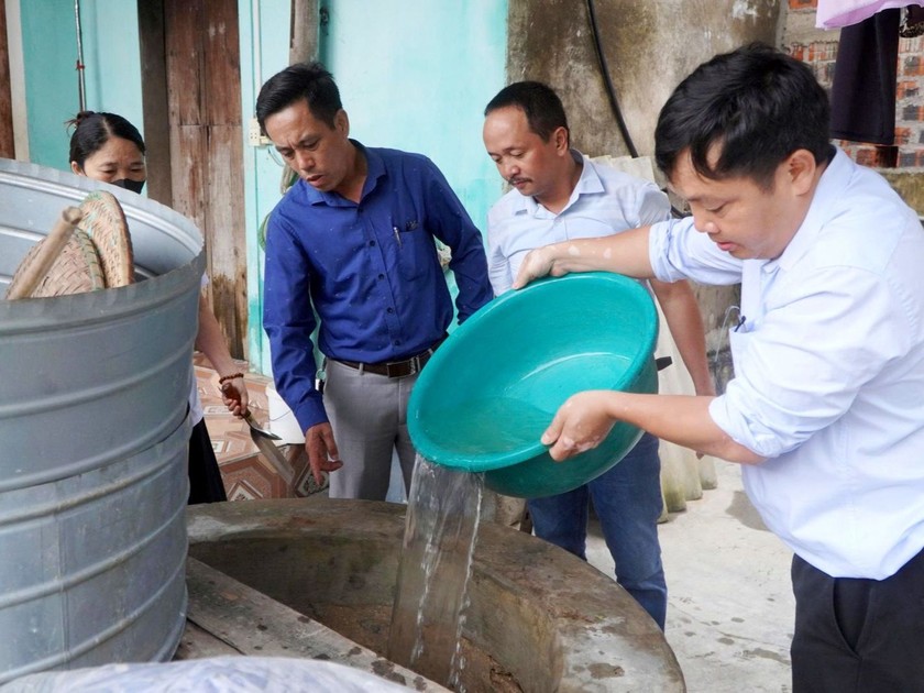 Cấp bách vệ sinh môi trường, xử lý nước phòng, chống dịch bệnh sau lũ. Ảnh: PV