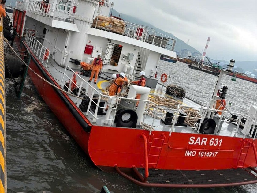 Tàu SAR 631 chở các thuyền viên trên tàu Công Thành 07 gặp nạn cập cảng Vũng Áng. Ảnh: CTV