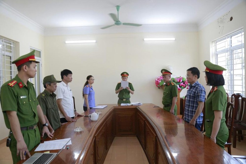 Cơ quan điều tra đọc lệnh khởi tố đối với Chủ tịch UBND xã Lộc Yên Nguyễn Văn Hưng. Ảnh: CAHT