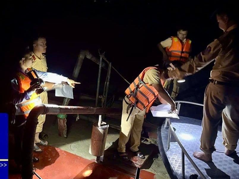 Cơ quan chức năng kiểm tra xử lý tàu vận chuyển cát trái phép trên sông Lam. Ảnh: CAHT