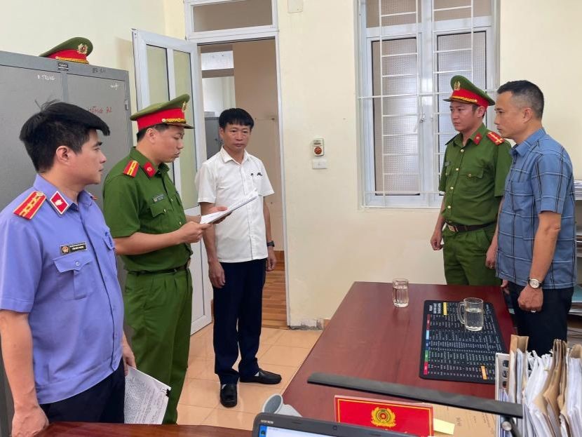 Cơ quan điều tra đọc lệnh bắt đối tượng Nguyễn Văn Bình. Ảnh: CAHT