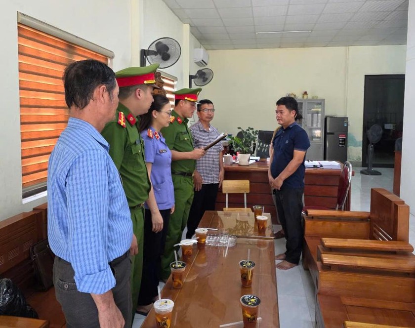 Cơ quan điều tra đọc lệnh khởi tố Đối tượng Nguyễn Như Anh. Ảnh: CAHT