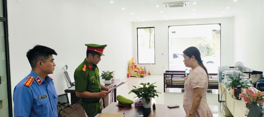 Cơ quan điều tra đọc lệnh bắt đối tượng Trịnh Thị Dung. Ảnh: CAHT