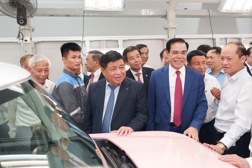 Phó Thủ tướng Nguyễn Chí Dũng ấn tượng khi tham quan dây chuyền sản xuất tại Nhà máy ô tô điện VinFast Hà Tĩnh. Ảnh: PV