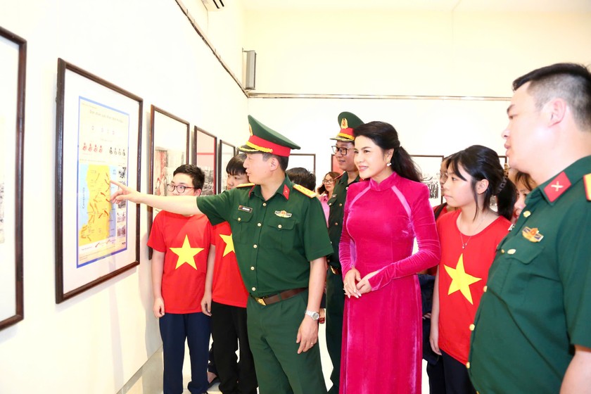Triển lãm ảnh 'Đất nước trọn niềm vui' tại Hải Phòng