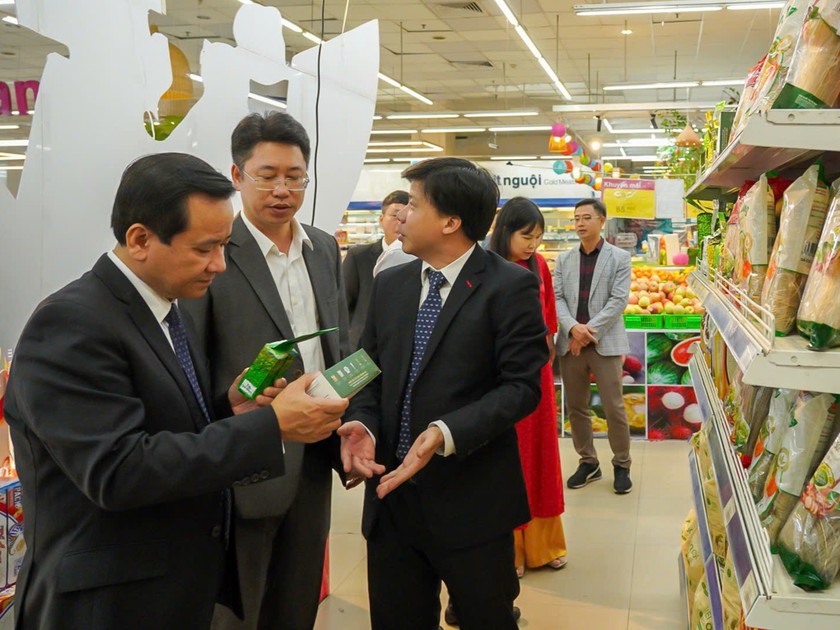 Ông Nguyễn Văn Thành - Giám đốc Sở Công Thương Hải Phòng kiểm tra một số mặt hàng tại siêu thị