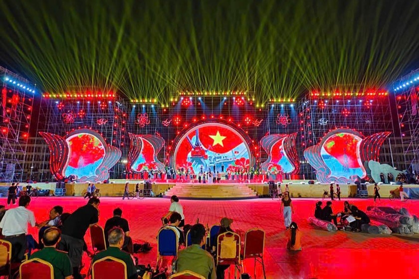 Sân khấu chính tại Trung tâm Hành chính – Chính trị thành phố (Khu đô thị Bắc Sông Cấm, huyện Thủy Nguyên)