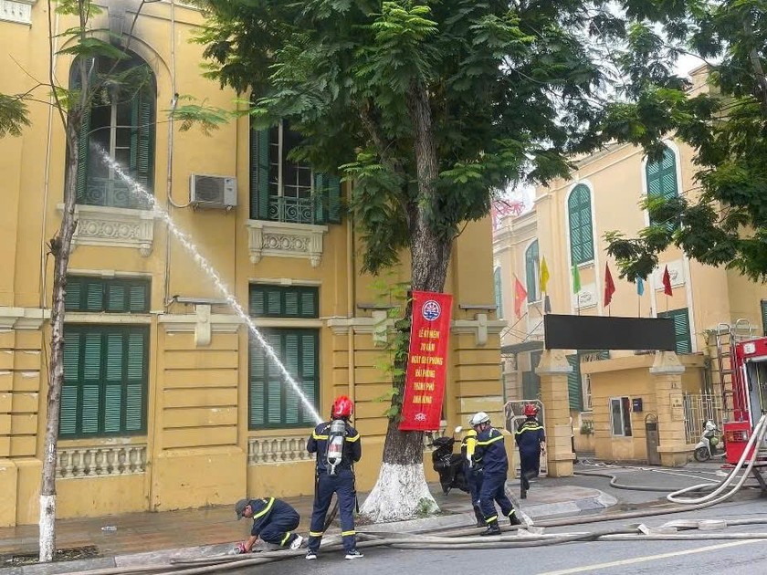 Lực lượng chức năng nhanh chóng triển khai đội hình, tiếp cận khu vực xảy ra cháy để dập lửa.