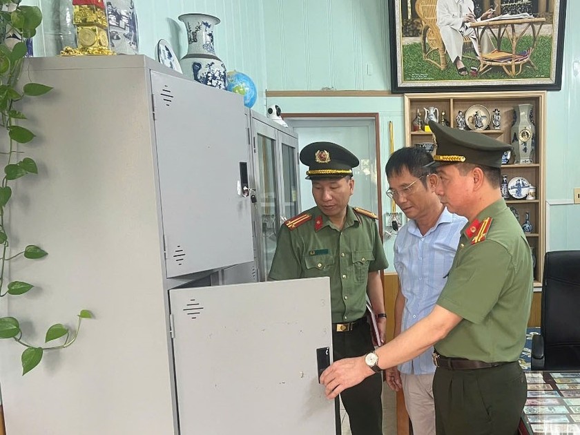 Trung tá Phạm Ngọc Sơn - Phó trưởng Phòng An ninh Chính trị nội bộ kiểm tra phòng chứa bài thi, đề thi tại Trường THPT Nam Đông Quan