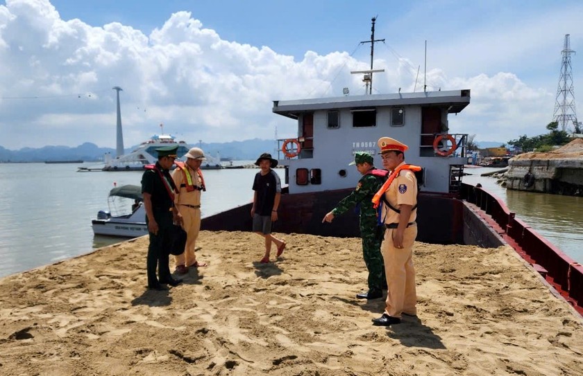 Phương tiện chở hơn 670m³ cát không rõ nguồn gốc tại luồng Lạch Huyện.