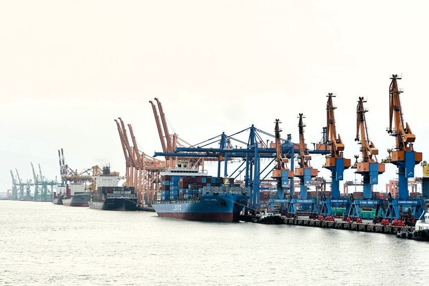 Cảng biển Hải Phòng với hệ thống hạ tầng hiện đại, đồng bộ và khả năng tiếp nhận lượng hàng hóa lớn.