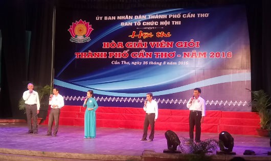 Các hòa giải viên tham dự phần thi Tự giới thiệu.