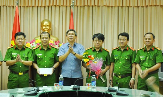 Ông Bùi Văn Dũng-Phó Chủ tịch Thường trực UBND Q. Hải Châu tặng hoa, khen thưởng cho Đội Cảnh sát hình sự và CAQ. Hải Châu.