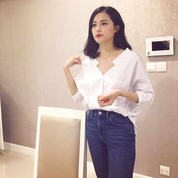 Kết quả hình ảnh cho Sơ mi trắng + quần jeans: sao châu âu