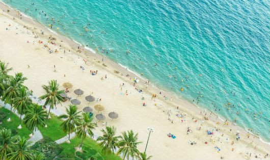 Bãi biển Nha Trang quyến rũ với bờ cát trắng trải dài.