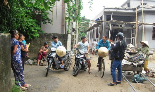 Người dân bàn luận về câu chuyện vỡ hụi