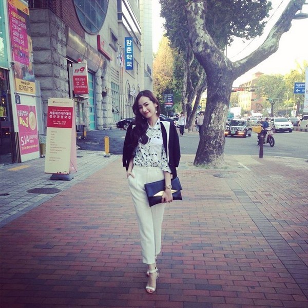 Kết quả hình ảnh cho Sang chảnh với cách khoác hờ blazer