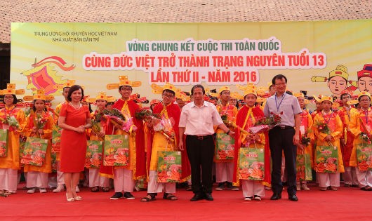 Ban tổ chức trao giải cho 3 thí sinh đoạt giải đệ nhất trạng nguyên