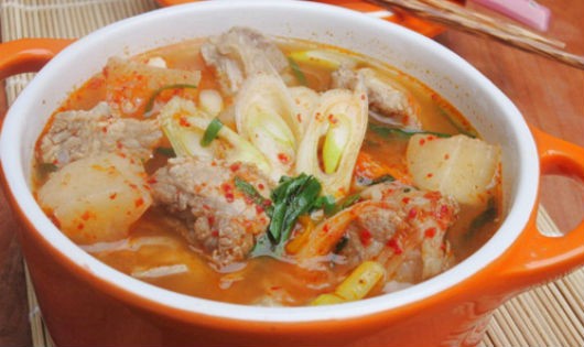 Canh kim chi thịt gà cay ngọt cho bữa cơm ngày se lạnh