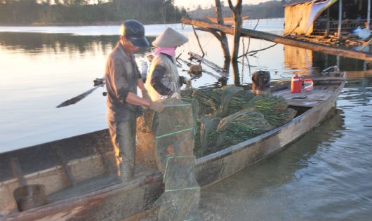 Nhọc nhằn mưu sinh trên dòng Sê San