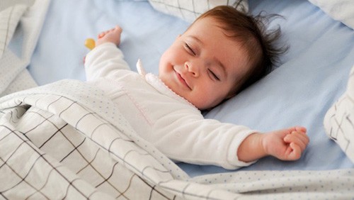 Kết quả hình ảnh cho khử mùi nước tiểu của bé trên nệm