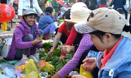 Người dân mua bán trầu cau ở chợ Gò