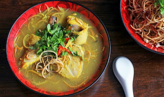 Canh chua cá đuối nấu bắp chuối