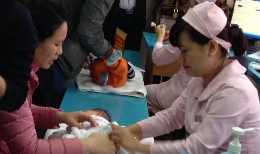 Các tổ chức y tế chưa khuyến hạ độ tuổi tiêm vaccine có phòng bệnh ho gà cho trẻ dưới 2 tháng tuổi. Ảnh: VGP/Thúy Hà