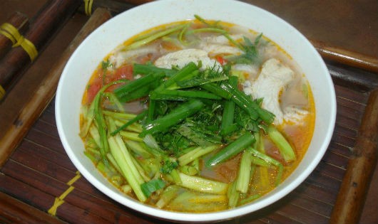 Thơm ngon canh rau cần nấu với sườn non