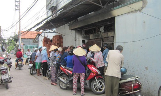 Nhiều người bàng hoàng trước căn nhà cháy rụi