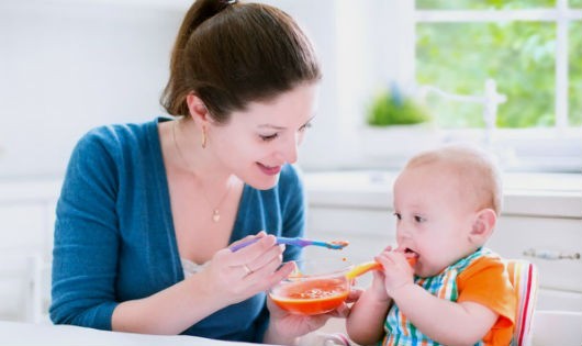 Cho trẻ ăn dặm đúng cách