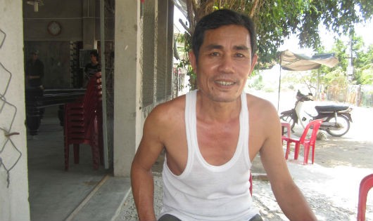 Ông Sơn đang kể chuyện với PV