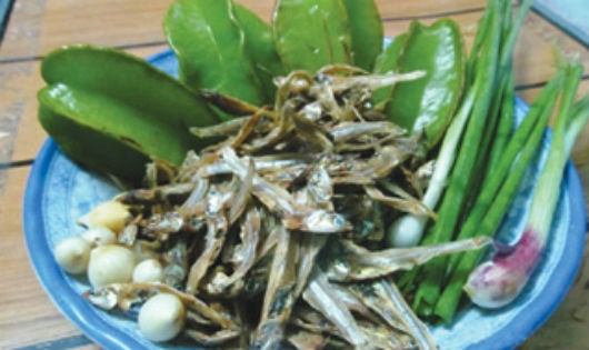 Cá cơm kho khế