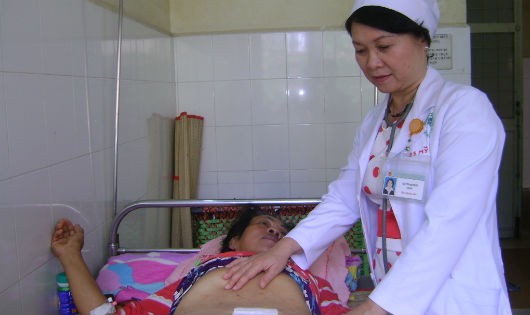 Bác sĩ thăm khám bệnh nhân Nguyệt sau khi phẫu thuật 