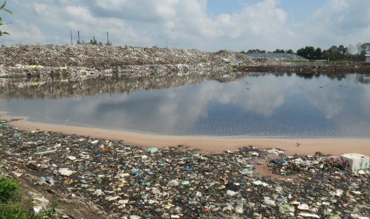 Người dân ở đây, hàng ngày hàng giờ phải “sống chung” với mùi hôi, khói, bụi... đối mặt nguy cơ bệnh tật từ bãi rác Đông Thắng.