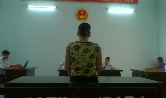 Phiên xử ly hôn chỉ có người vợ đến tòa.