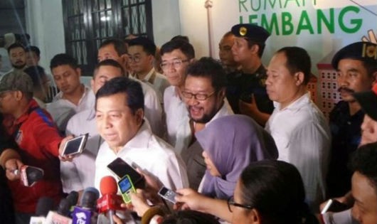 Ông Setya Novanto (giữa) bị phóng viên bao vây