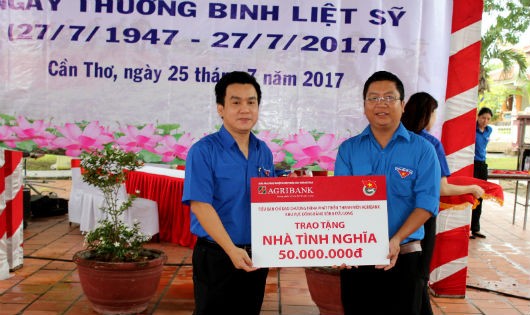 Đại diện ngân hàng trao nhà tình nghĩa 50 triệu đồng cho Thành đoàn Cần Thơ