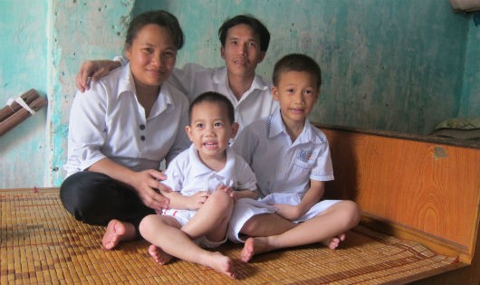 Anh Luân bên vợ và hai con. 