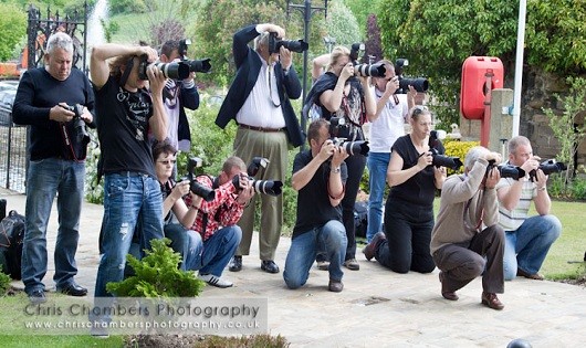 Paparazzi với mọi tư thế khi tác nghiệp