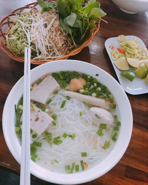 nhung-nha-hang-quan-an-dong-khach-cua-sao-viet-o-sai-gon-9