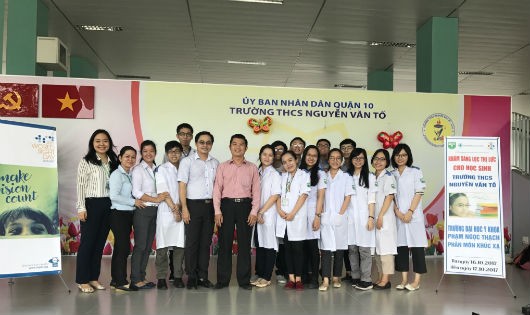 Đội ngũ chuyên môn thực hiện chương trình khám sàng lọc thị giác cho học sinh