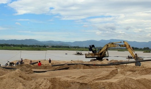 Những dòng chảy chết đang hình thành ở sông Ba từ việc doanh nghiệp tự ý mở đường dưới sông