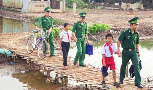 Hàng ngày, Bộ đội biên phòng lại “Nâng bước em đến trường”