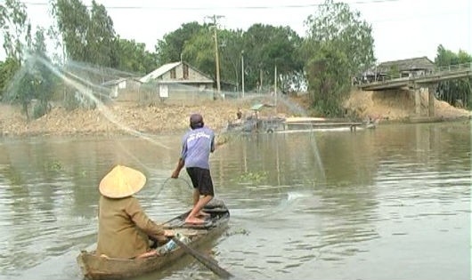 Ngư dân thả lưới đánh bắt cá ra